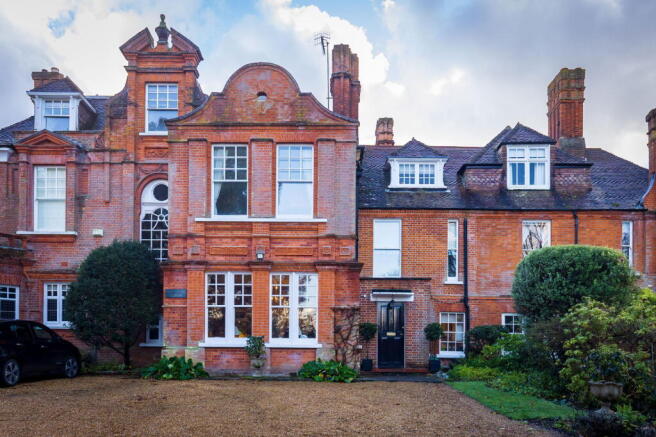 5 bed property, in Perry Hill, £900,000