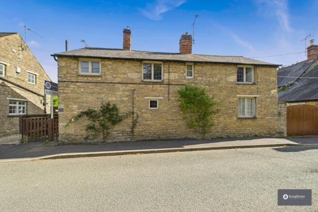 4 bed property, in Wappenham Road, £525,000