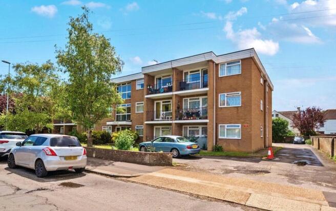 2 bed property, in Downview Road, £165,000