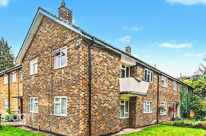 2 bed property, in Deepfield Road, £200,000
