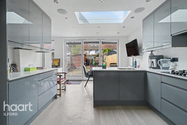 3 bed property, in Valence Avenue, £465,000