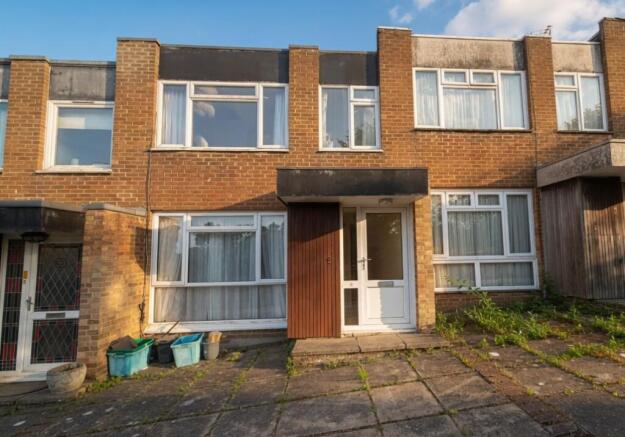 3 bed property, in 31 Deepfield Way, £240,000