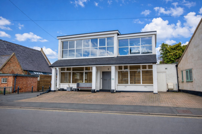 3 bed property, in High Street, £800,000