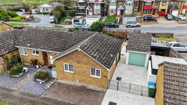 2 bed property, in Hurst Lane, £300,000