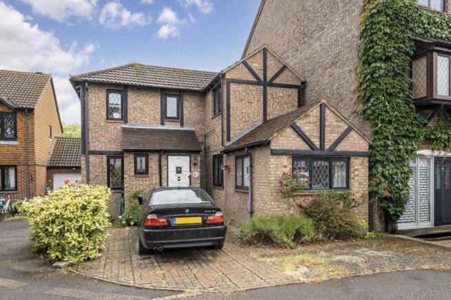 2 bed property, in Kings Chase, £525,000