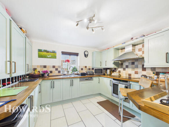 3 bed property, in Beach Road, £235,000