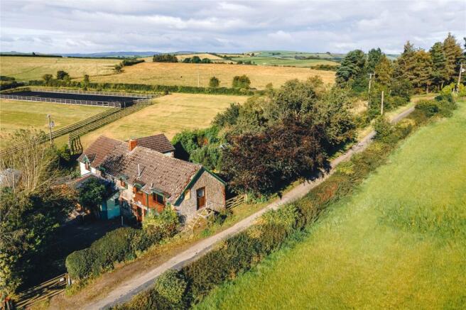 6 bed property, in Black Hill, £475,000