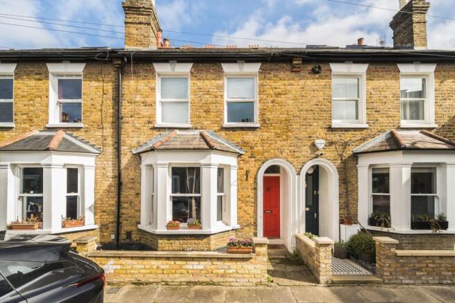 2 bed property, in Clairville Gardens, £675,000