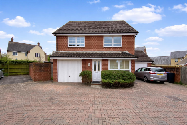4 bed property, in Hawthorn Road, £335,000