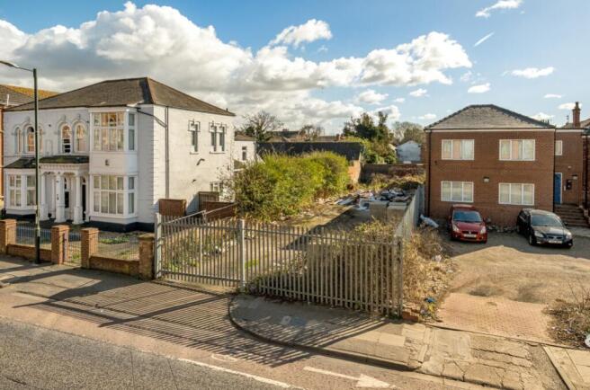 Studio, in Land Adj, £65,000