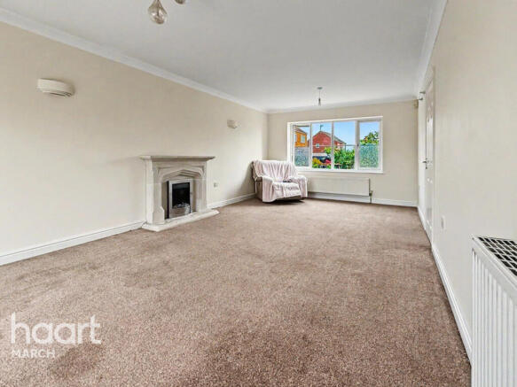 4 bed property, in Charlemont Drive, £240,000