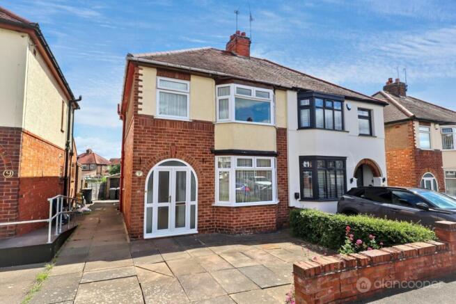 3 bed property, in Oakdene Crescent, £220,000