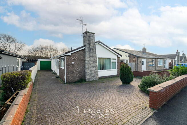2 bed property, in Parc Esmor, £180,000