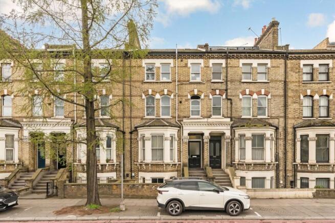 1 bed property, in Talgarth Road, £299,000