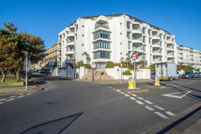 2 bed property, in Steyne Gardens, £475,000
