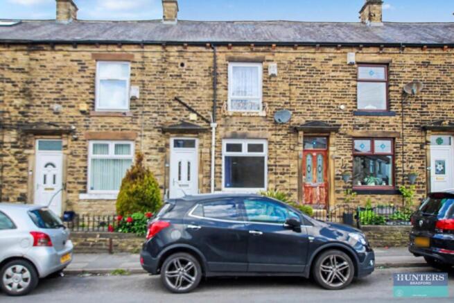 2 bed property, in Woodhall Avenue Bradford BD3, £70,000