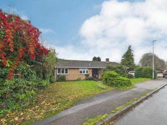 4 bed property, in Farmfield Close, £600,000