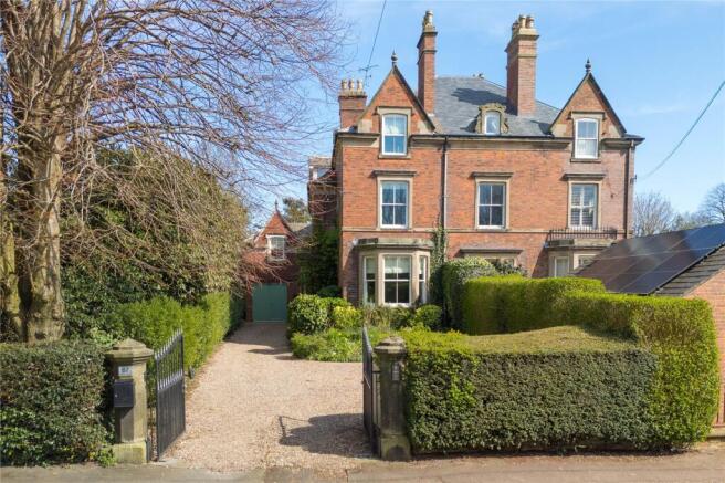 5 bed property, in The Laurels, £800,000