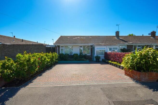 2 bed property, in Taylors Lane, £280,000
