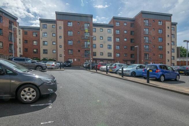 2 bed property, in Western Road, £115,000