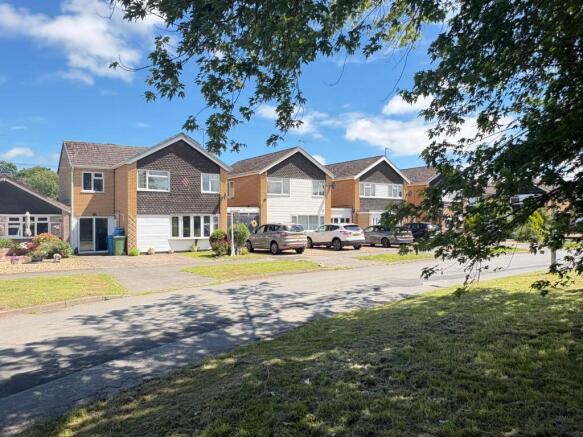 4 bed property, in Greenhill Lane, £310,000