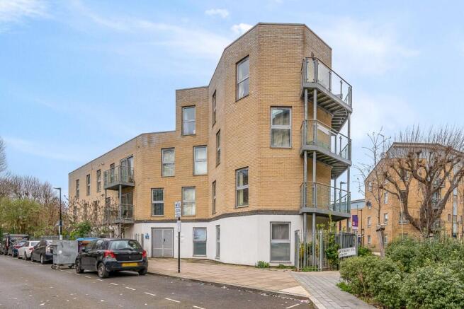 2 bed property, in Ascot House, £400,000