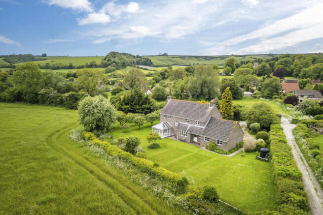 4 bed property, in Church Hill View, £795,000