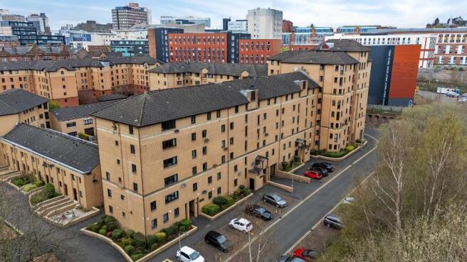 2 bed property, in Parsonage Square, £170,000