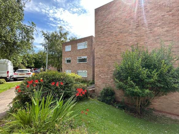 2 bed property, in Walmead Croft, £190,000