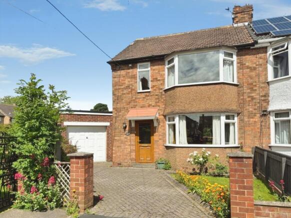 3 bed property, in Moor Crescent, £170,000