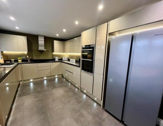 3 bed property, in Braemar Close, £400,000