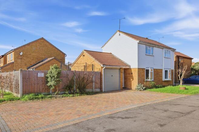 3 bed property, in Raphael Drive, £475,000