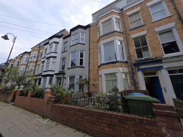 2 bed property, in Trafalgar Square, £92,000