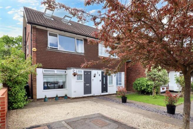 4 bed property, in Woking GU21, £550,000