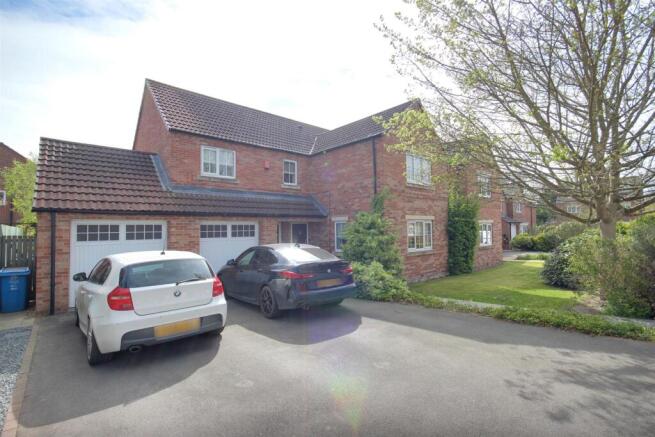 4 bed property, in Scholars Drive, £425,000