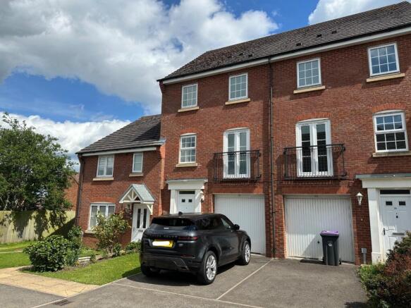 3 bed property, in Elmwood Road, £225,000