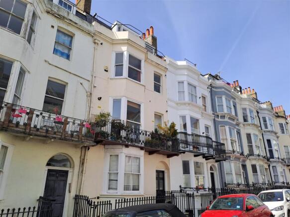 2 bed property, in Devonshire Place, £170,000