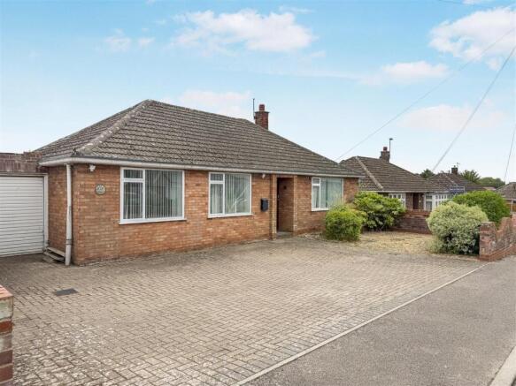 3 bed property, in Warren Close, £240,000