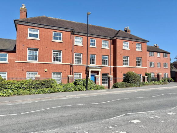 2 bed property, in Birmingham Road, £170,000