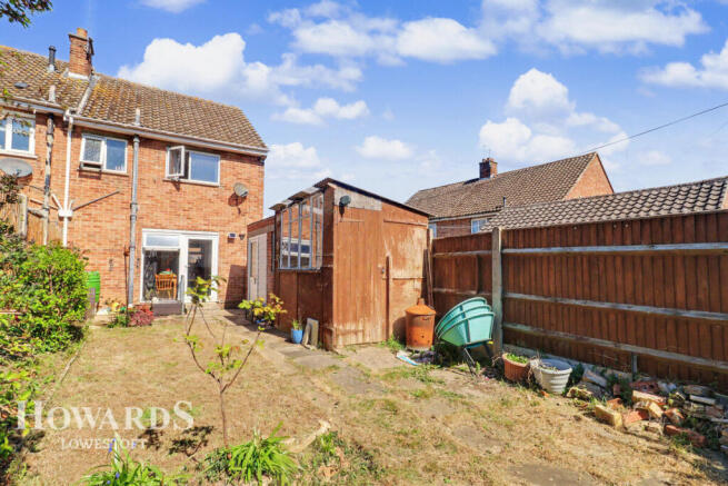 2 bed property, in Evergreen Road, £160,000