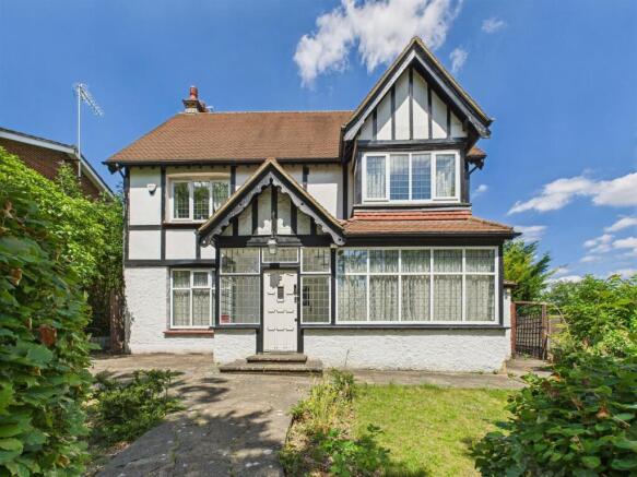 5 bed property, in The Drive, £799,950