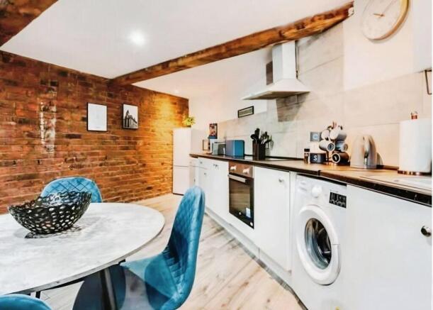 2 bed property, in Wavertree Road, £90,000