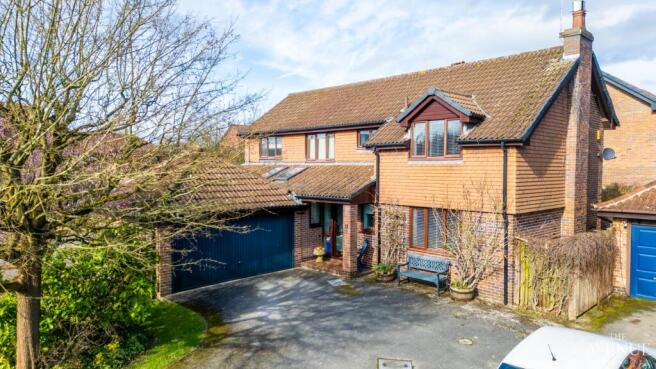 4 bed property, in Ashgrove Court, £475,000