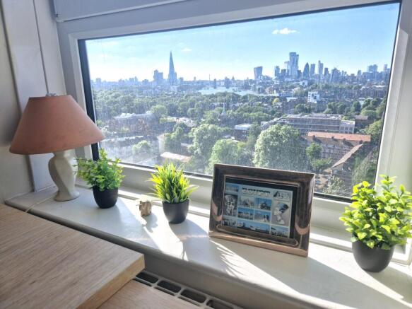 2 bed property, in Regina Point, £295,000