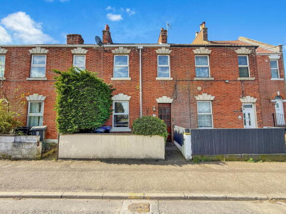 3 bed property, in Canal Road, £240,000