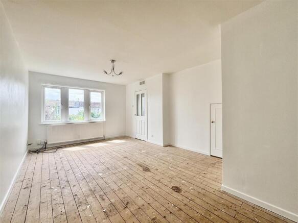 3 bed property, in Longlands Avenue, £165,000