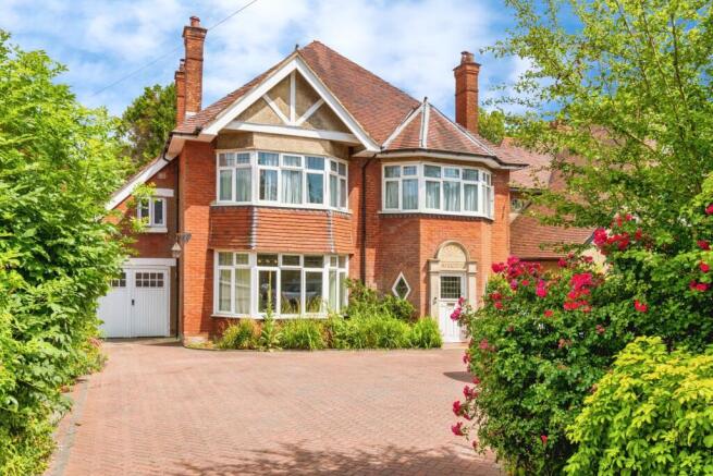 4 bed property, in Bassett Avenue, £764,000