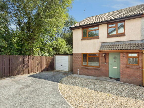 3 bed property, in Clos Derwen, £200,000