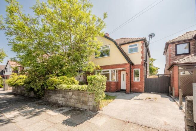 3 bed property, in Alt Avenue, £280,000