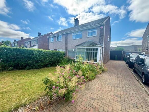 3 bed property, in Warden Grove, £155,000